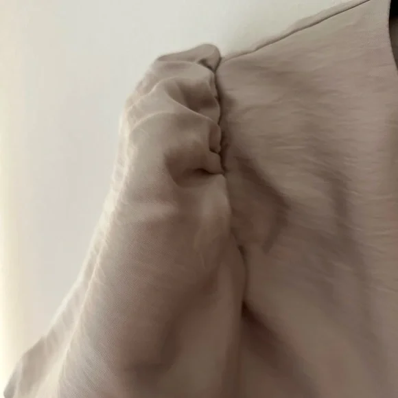 H&M Beige Puff Sleeve Top - Picture 3 of 4